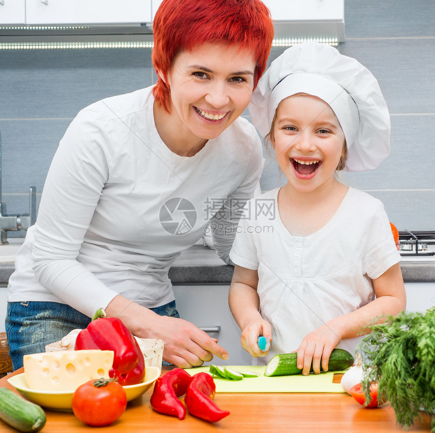 母亲和女儿在厨房里活动烹饪黄瓜妈妈们幸福快乐成人食物微笑女孩们图片