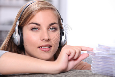 女孩听音乐白色蓝色板栗女士眼睛耳机头发音乐女性青少年背景图片