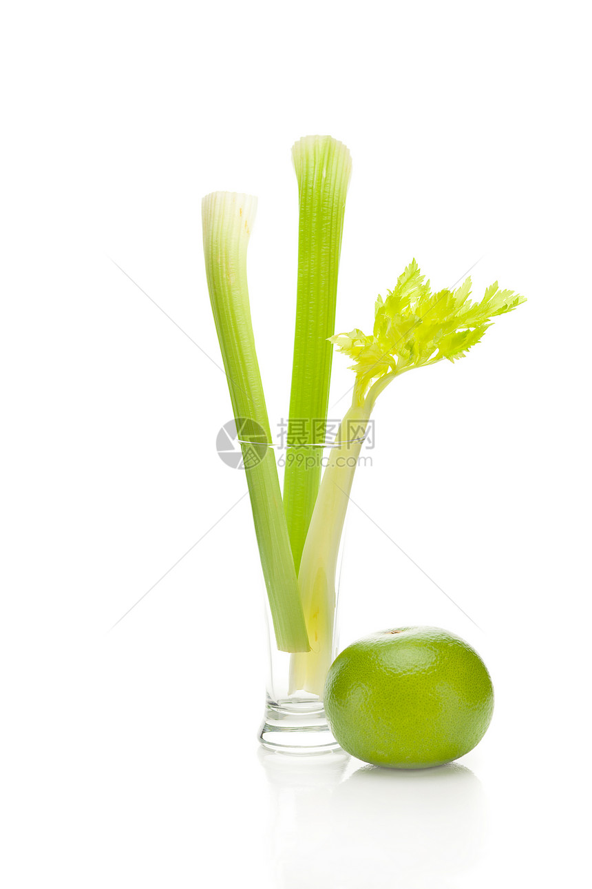 在高玻璃和绿色葡萄园中 切成青菜 在白色上隔绝图片