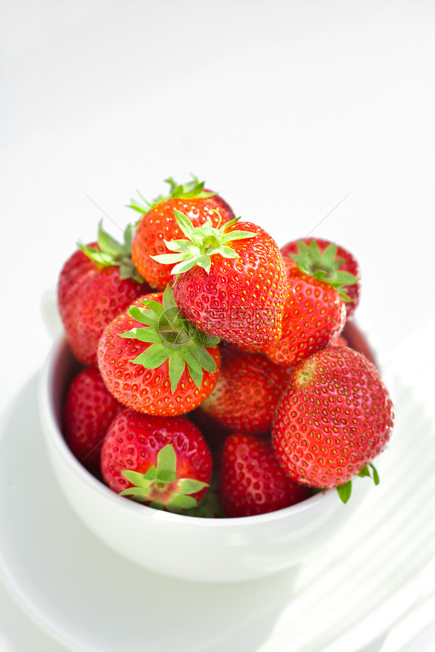 白天在碗里吃草莓水果种子用具团体陶瓷杯子生活食物浆果美食图片