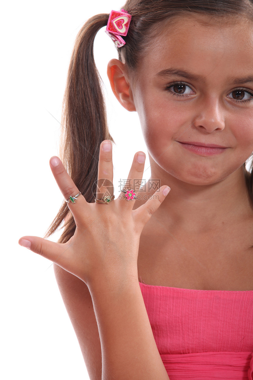 可爱的小女孩展示 戒指在她手上图片