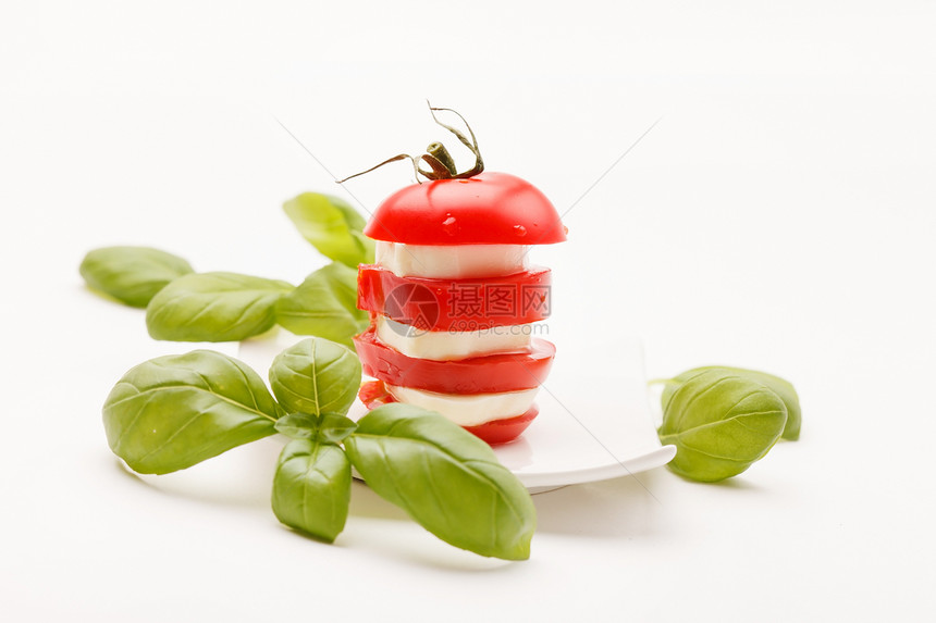 番茄和莫扎里切片 配有叶圆形食物水果美食营养绿色红色小吃产品蔬菜图片