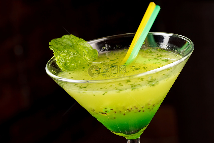 鸡尾酒加kiwi果汁薄荷稻草甜点液体草本植物酒吧活力饮料派对图片