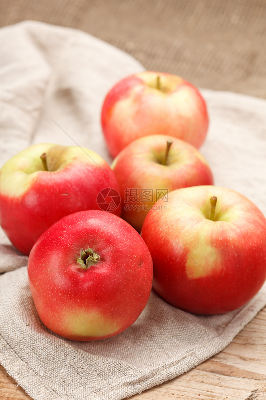 新鲜苹果木头国家桌子亚麻水果小吃团体红色餐巾饮食图片