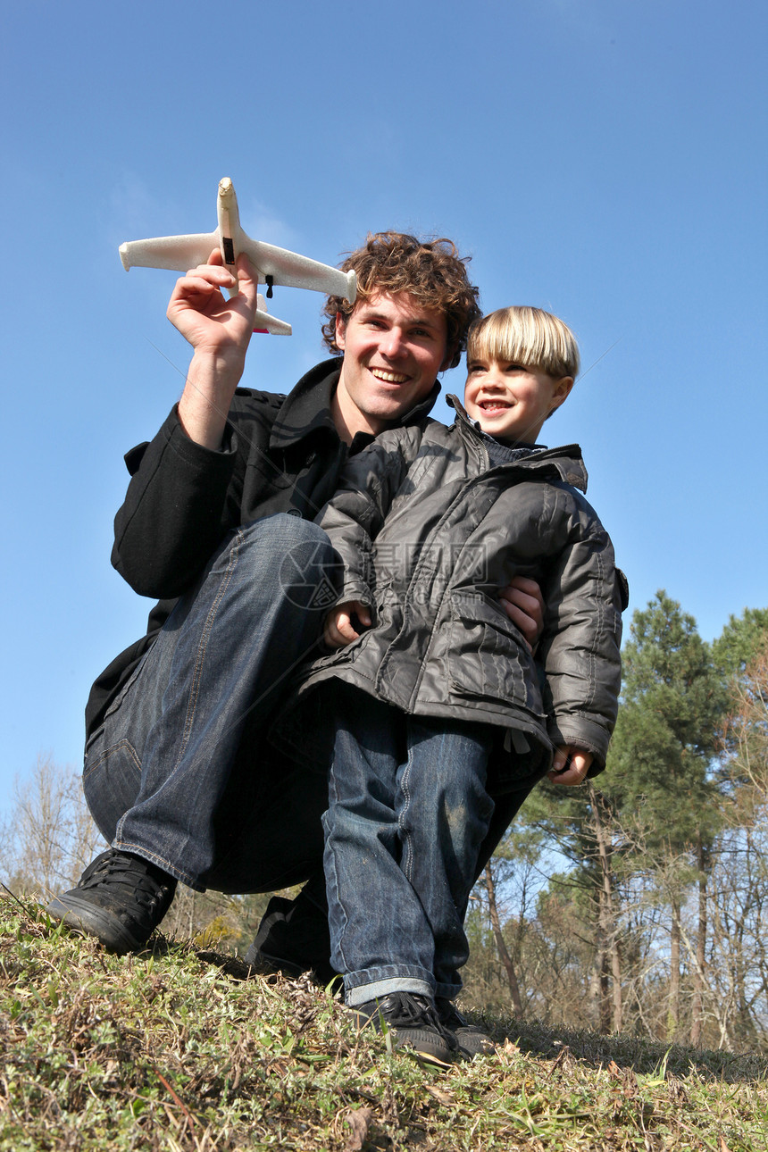 父亲和儿子即将发射一架玩具飞机图片