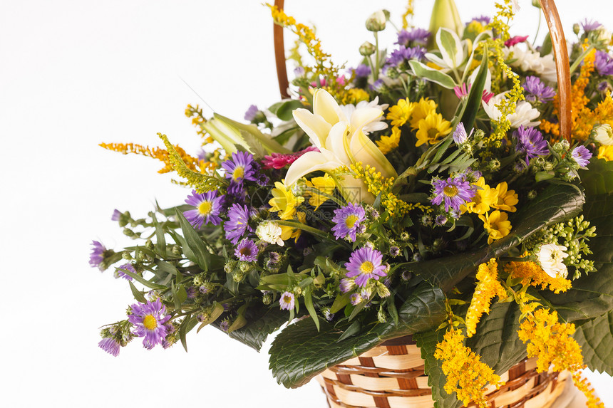 篮子里的鲜花植物群花瓣紫色绣球花叶子百合订婚菊花母亲花束图片