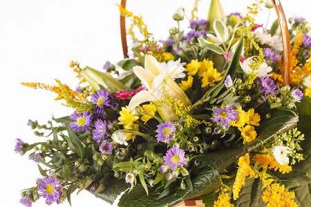 篮子里鲜花篮子里的鲜花紫色花瓶母亲百合礼物兰花婚礼菊花叶子花束背景