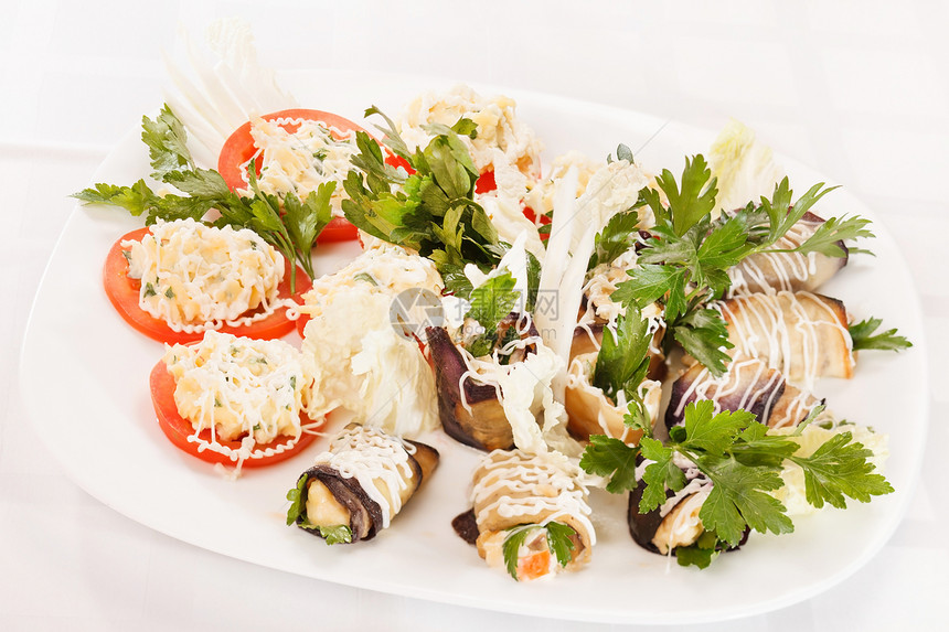 蔬菜加干酪和芝士季节性红色草本植物奶油食物茄子绿色服务小屋午餐图片