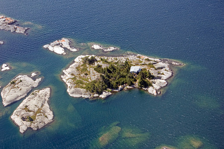 岛屿支撑水上飞机阳光照射海浪天空岩石飞机座舱日落背景图片