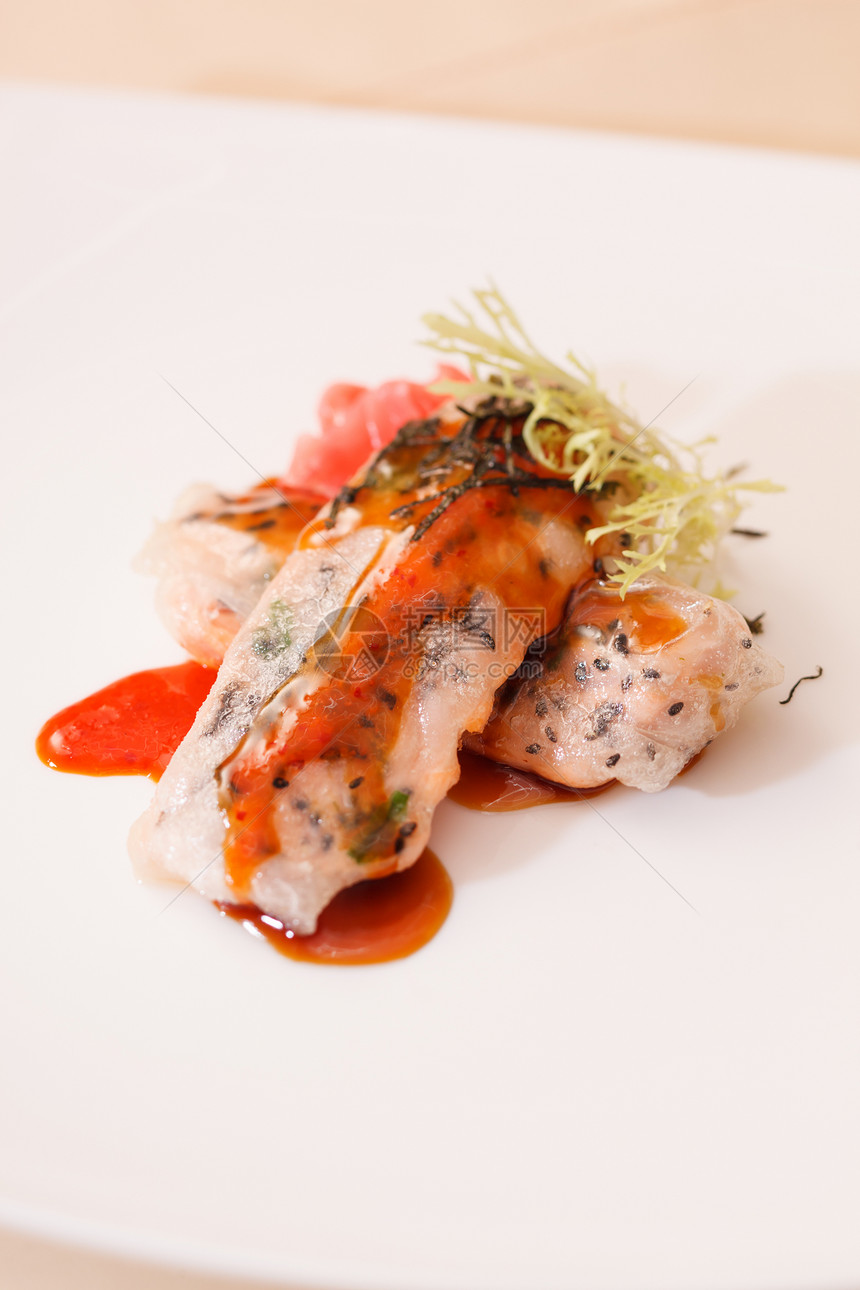 带鲑鱼的卷海鲜饮食盘子酱油芝麻小吃猪肉食物派对白色图片