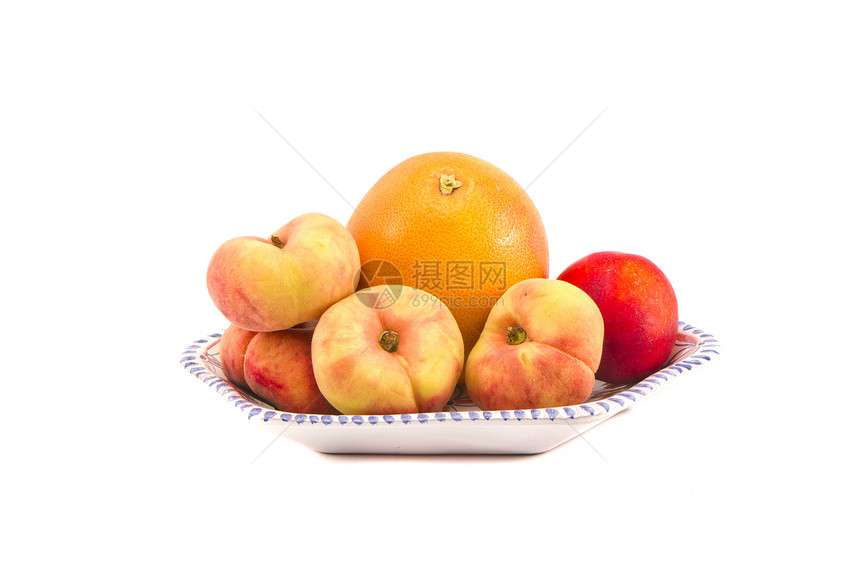 盘子里的新鲜桃子和葡萄油图片