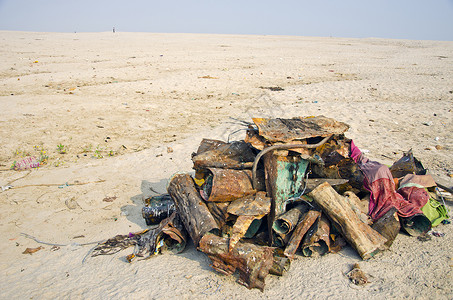 印度恒河沿岸沙滩上的金属垃圾背景