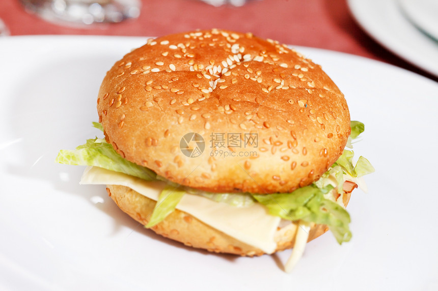 白盘上的芝士汉堡包子野餐小吃面包馅饼火腿食物饮食营养晚餐图片