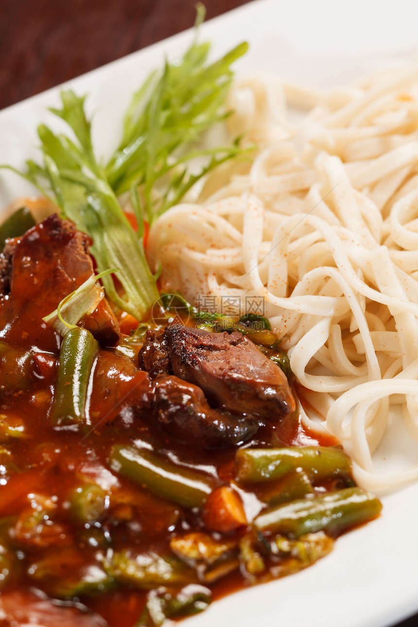 带肉和蔬菜的乌顿盘子午餐家禽用餐沙拉饮食胡椒食物豆子草药图片