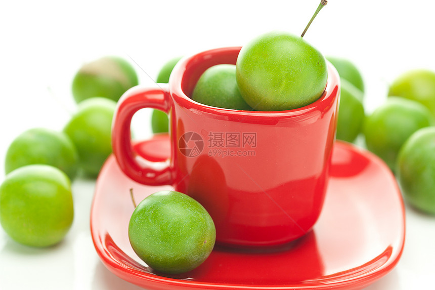 红杯中的绿李子 孤立在白色上甜点李子水果小吃紫色团体杂货食物盘子果味图片