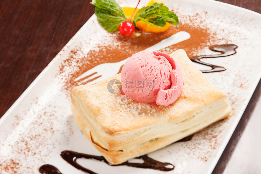 带冰淇淋的松饼可可商品糕点餐具奶油糖浆糖果巧克力薄荷小吃图片