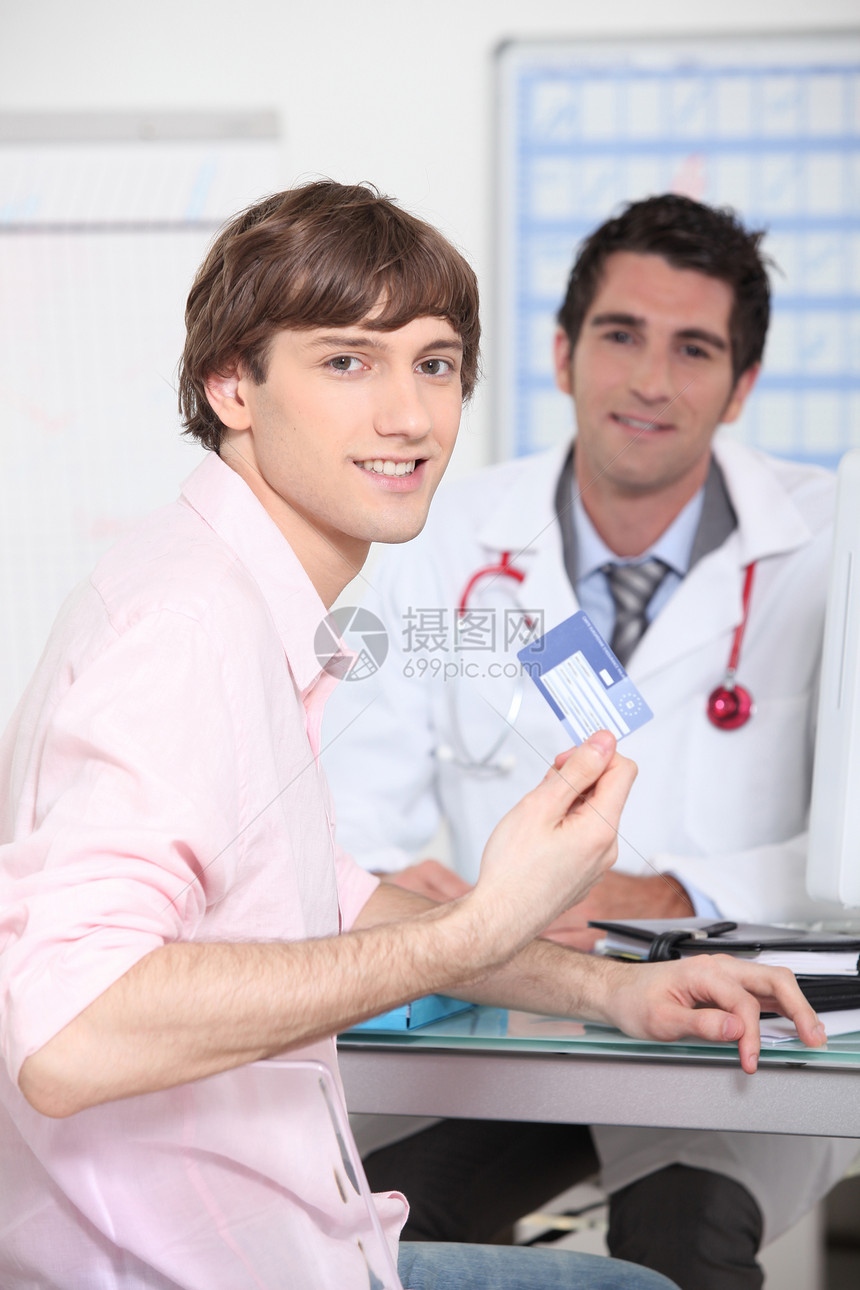出示欧洲健康卡的年轻人棕色医疗医生白色微笑全科保险头发个人男人图片