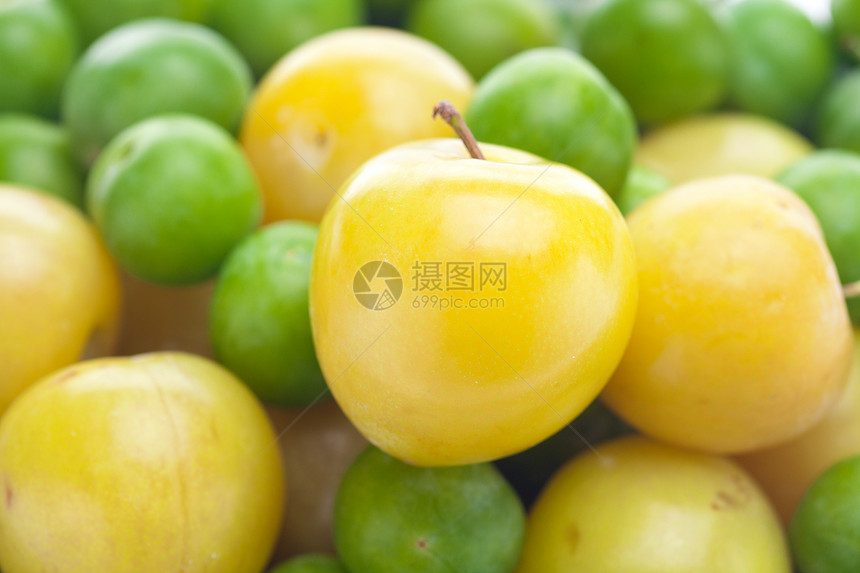 绿色和黄色李子背景团体紫色生产甜点水果白色小吃季节果味营养图片