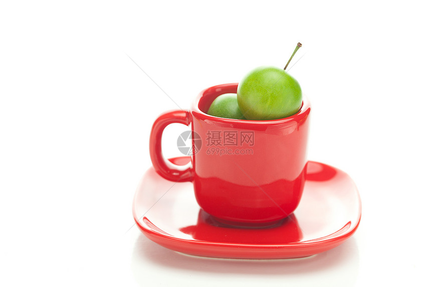 红杯中的绿李子 孤立在白色上盘子食物季节杂货甜点团体营养李子生产水果图片