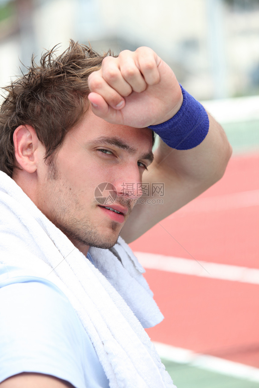 男性网球运动员在比赛后疲累图片