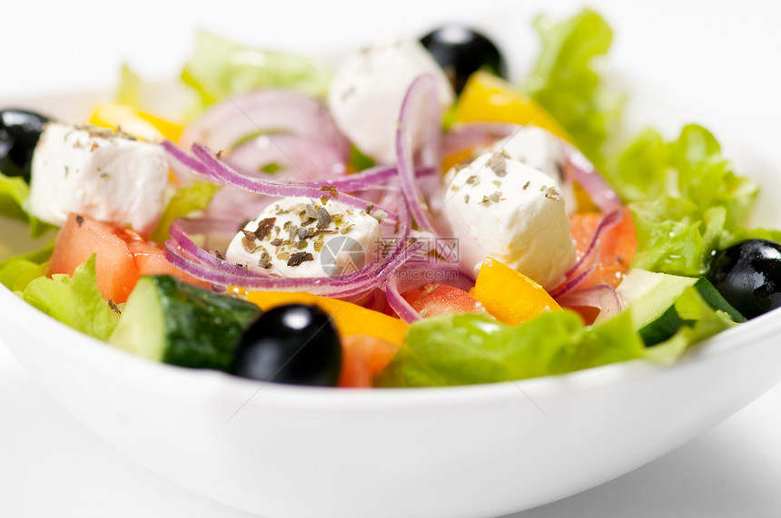白色背景的希腊沙拉食物美食早餐餐厅营养饮食洋葱草本植物小吃黄瓜图片