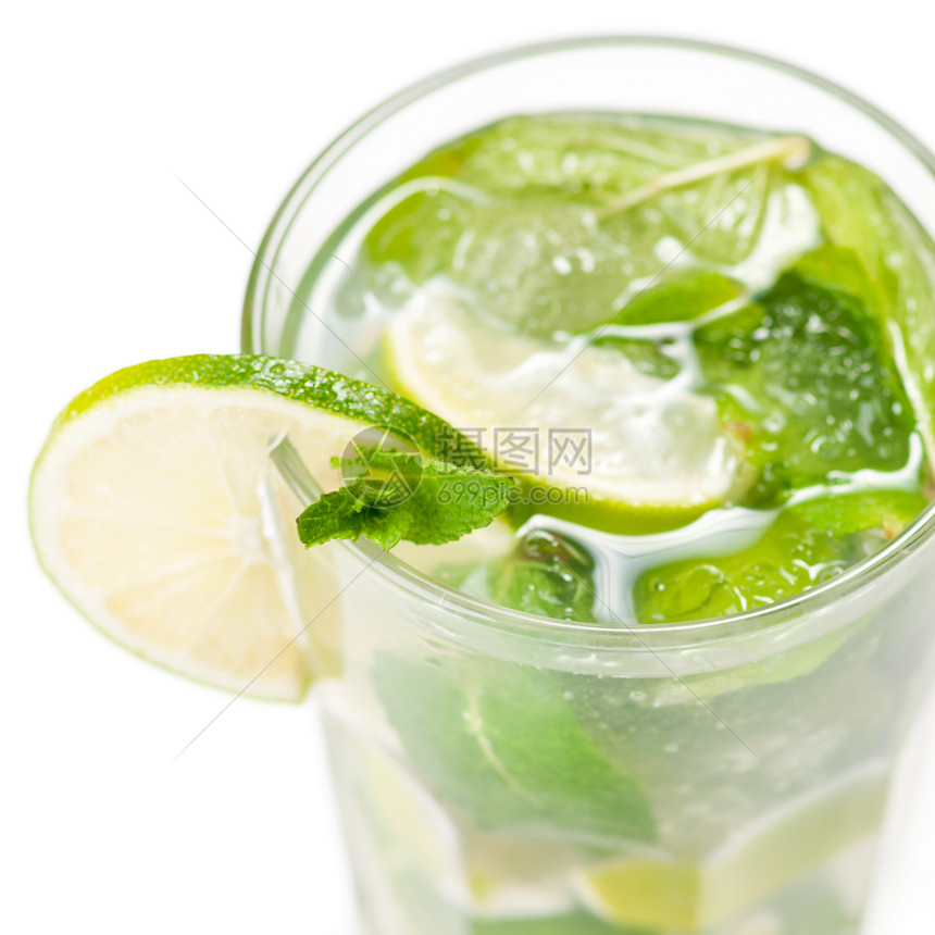 白色的莫吉托鸡尾酒热带糖浆苏打果汁玻璃稻草柠檬食物水果叶子图片