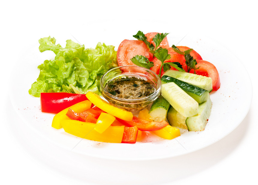 白色盘子上的清夏沙拉蔬菜叶子红辣椒杂货美食胡椒黄瓜维生素午餐饮食图片