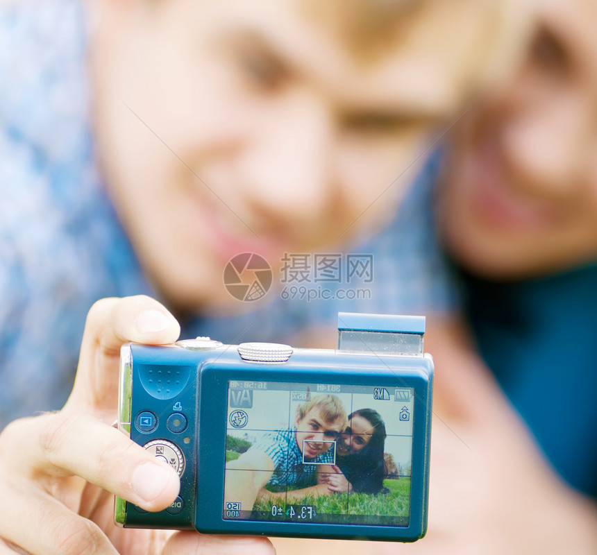 快乐的青少年情侣拍照丈夫姐姐情感恋人男朋友拥抱异性照片朋友们家庭图片