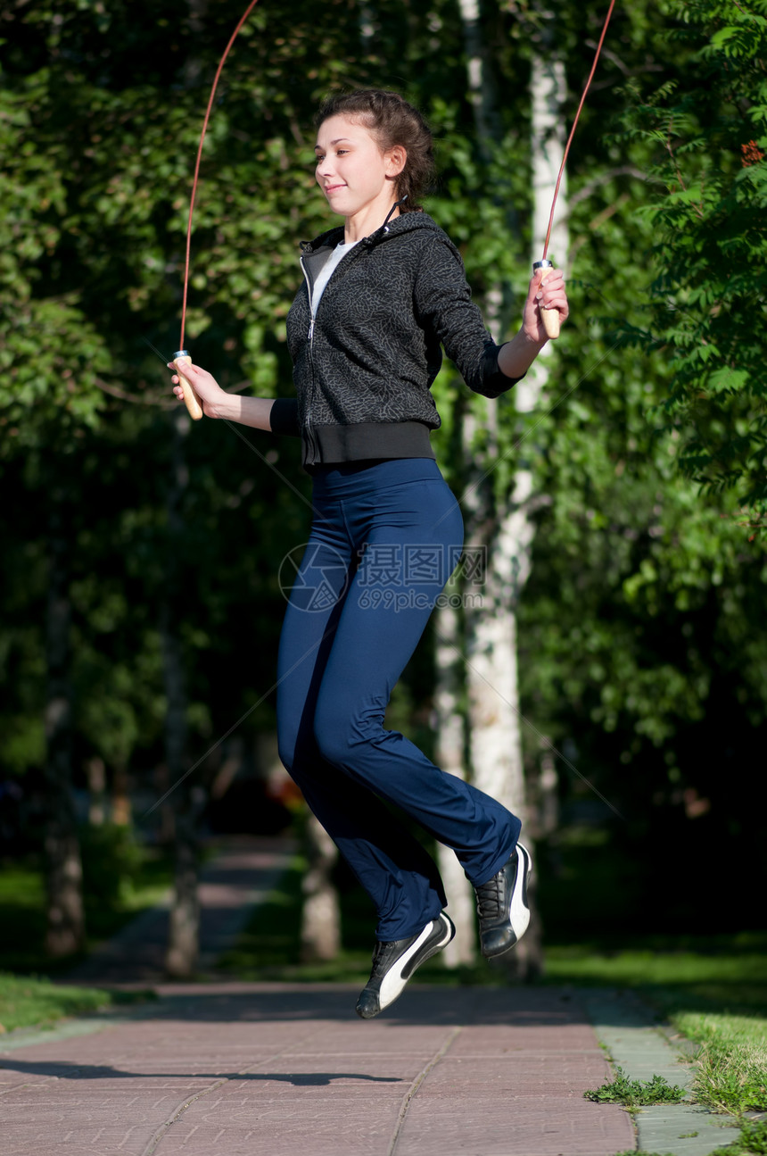 在公园跳绳跳跳女郎力量成人运动瑜伽生活重量女士女性运动装城市图片