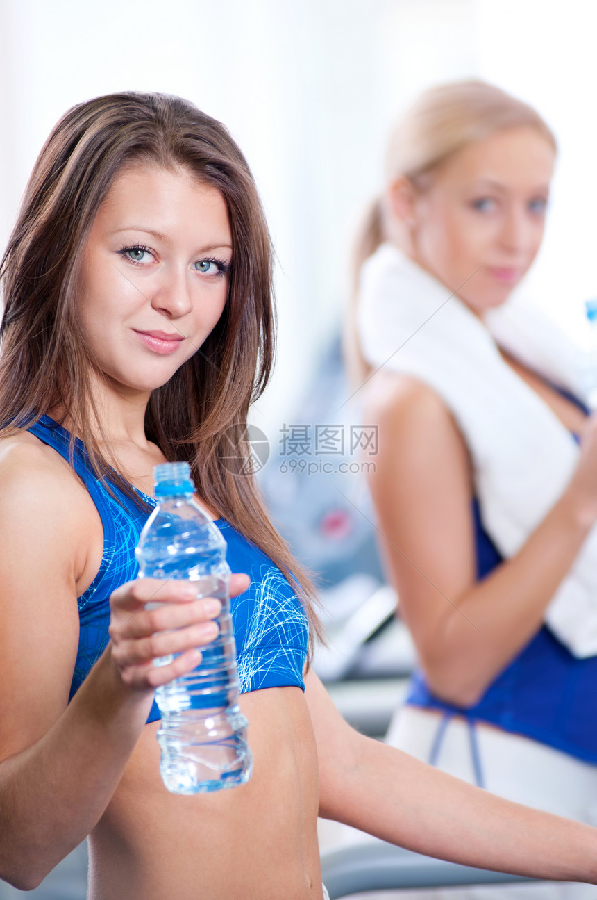 妇女运动后饮用水微笑训练毛巾朋友们友谊健身房有氧运动机器女性瓶子图片