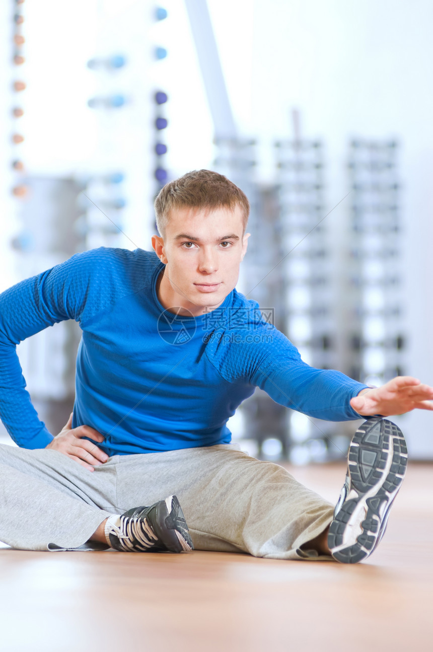 在健身房做伸展运动的人运动装灵活性娱乐运动服有氧运动男人成人微笑体操男性图片