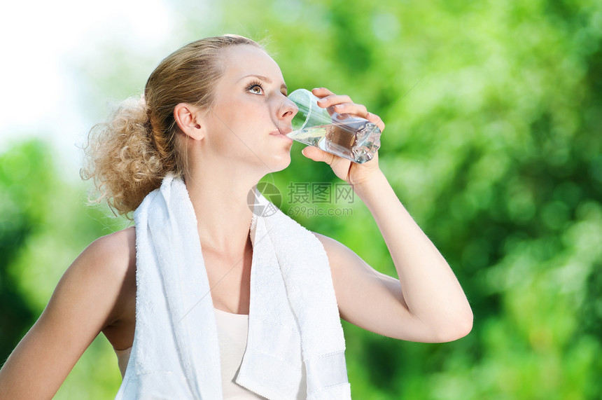 妇女运动后饮用水供应情况福利公园毛巾饮食运动装口渴活力保健玻璃蓝色图片