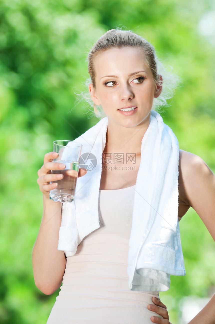 妇女运动后饮用水供应情况女士活力火车女孩闲暇蓝色运动装福利赛跑者训练图片