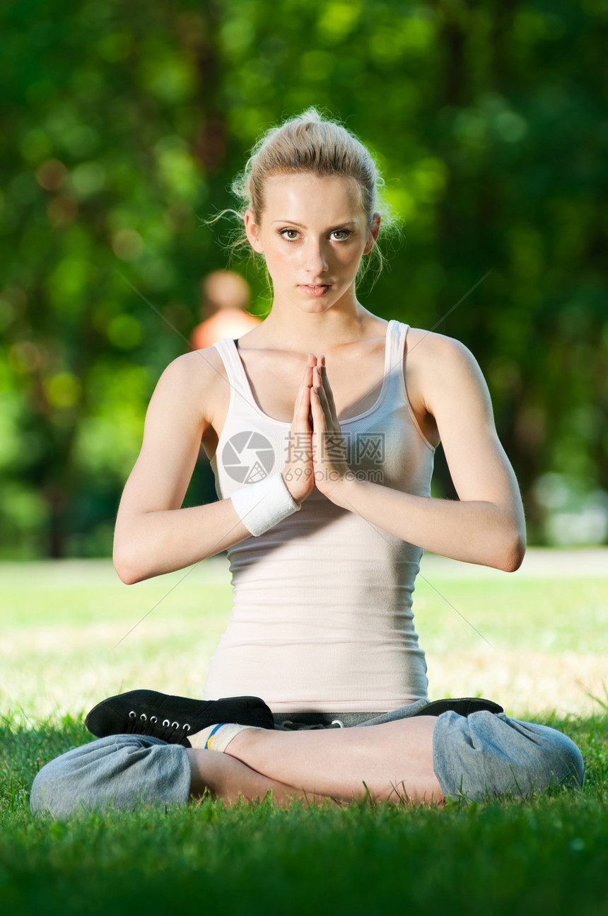 做瑜伽锻炼的年轻妇女运动训练身体护理运动装闲暇森林季节饮食自由图片