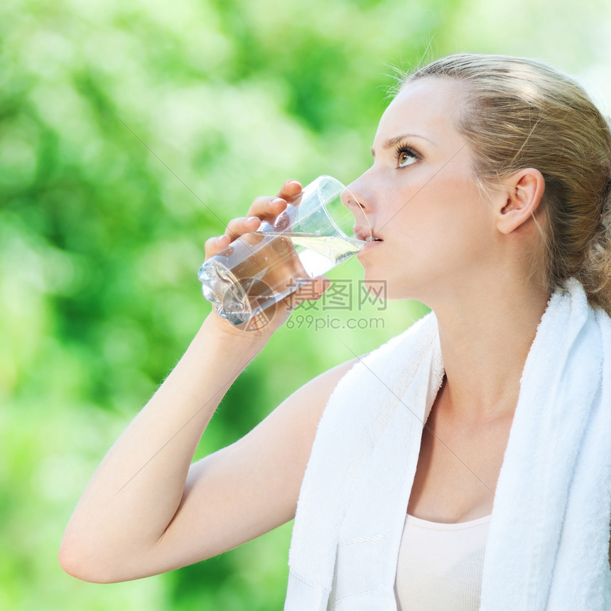 妇女运动后饮用水供应情况女性饮食健康闲暇训练有氧运动身体运动装活力毛巾图片