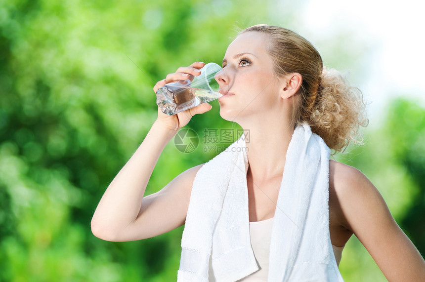 妇女运动后饮用水供应情况赛跑者饮食玻璃公园保健口渴运动装闲暇女士流动图片