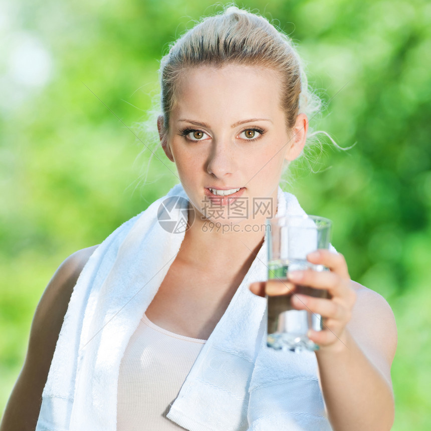 妇女运动后饮用水供应情况身体流动卫生慢跑跑步蓝色玻璃口渴训练行动图片
