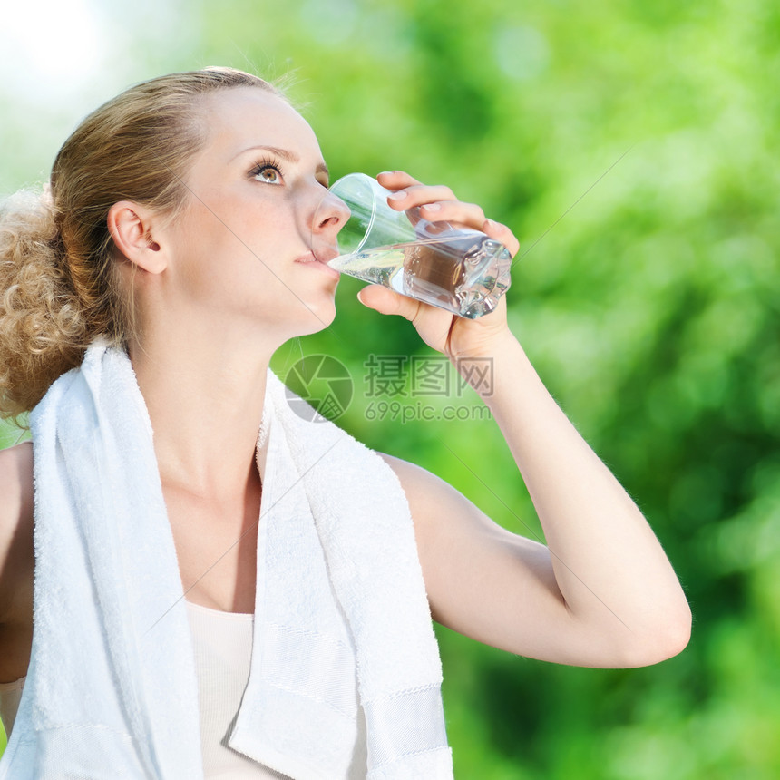 妇女运动后饮用水供应情况流动跑步身体训练有氧运动口渴保健运动员女士锻炼图片