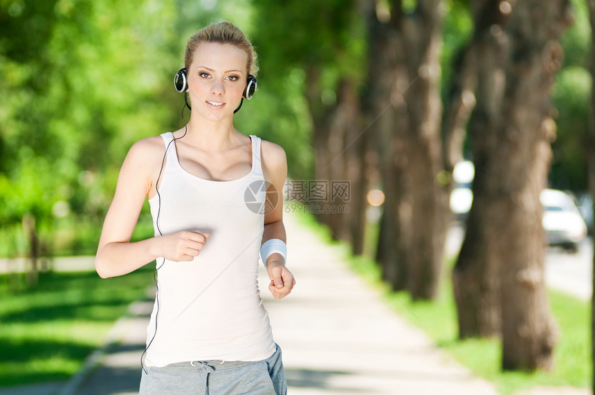 青年女子在绿色公园中奔跑慢跑者活动慢跑训练运动锻炼青少年饮食肌肉运动员图片