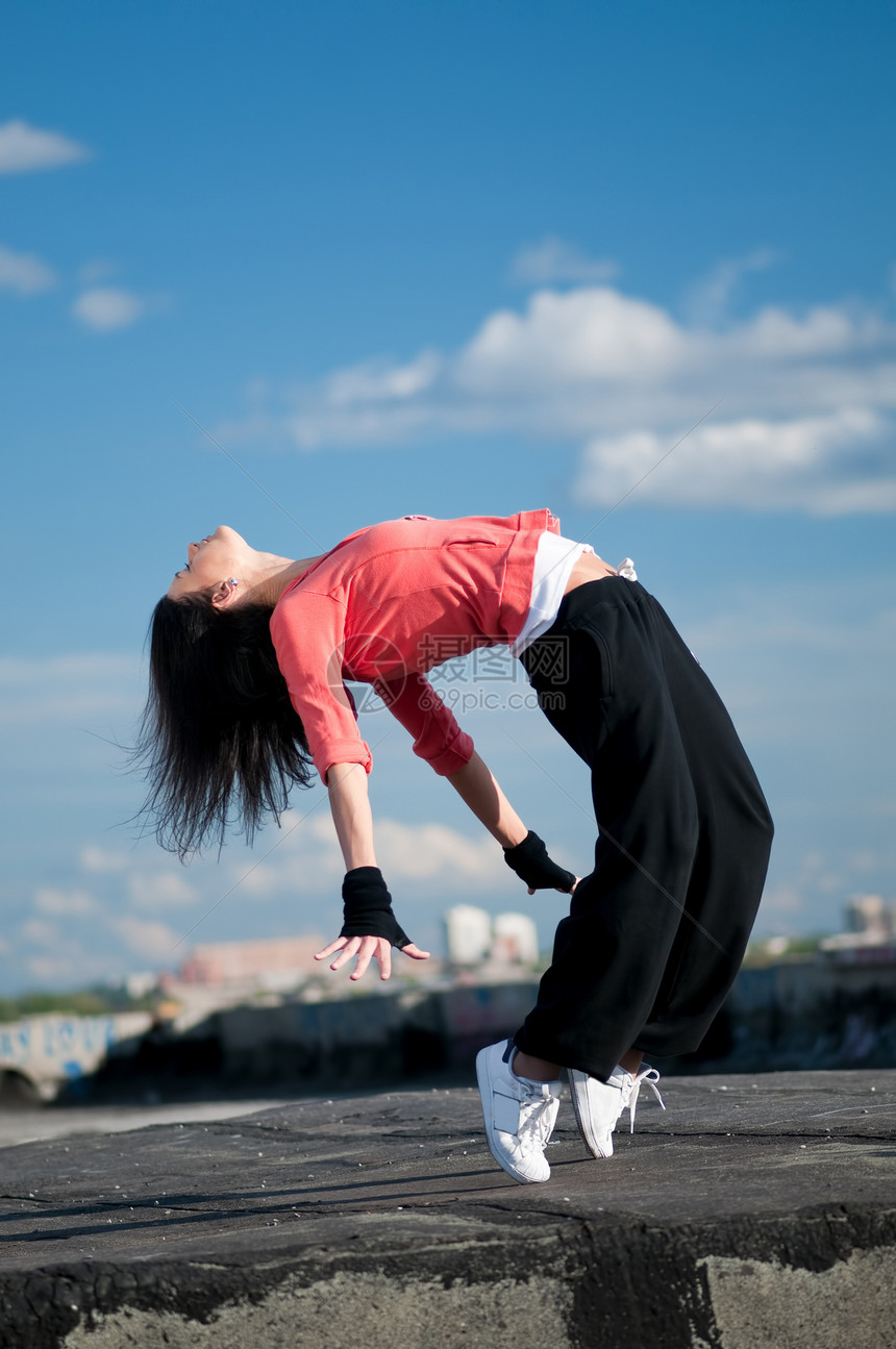 妇女跳过蓝天 跳着舞女孩霹雳舞女性休息运动生活天空运动装城市女士图片