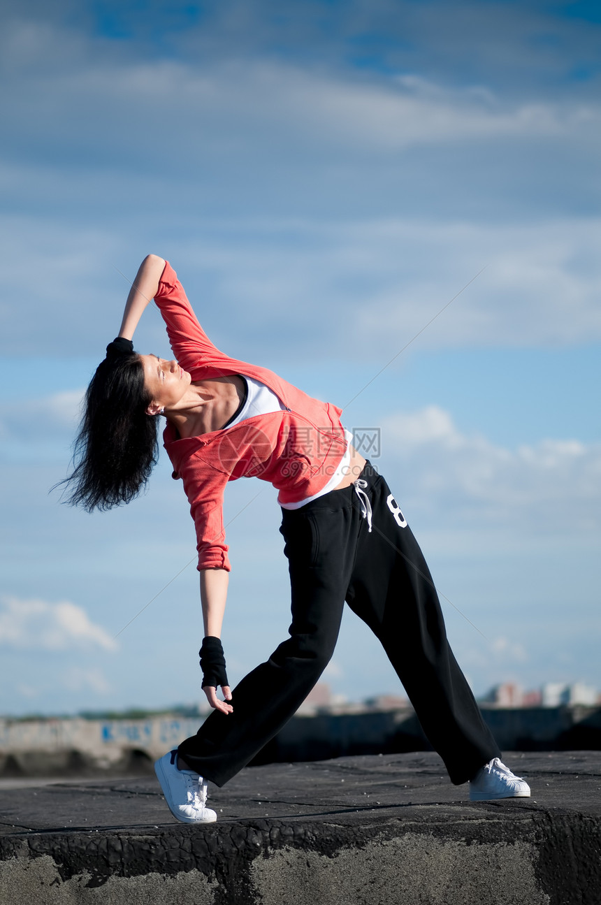 妇女跳过蓝天 跳着舞城市霹雳舞火车女士活力街道有氧运动天空运动员运动装图片