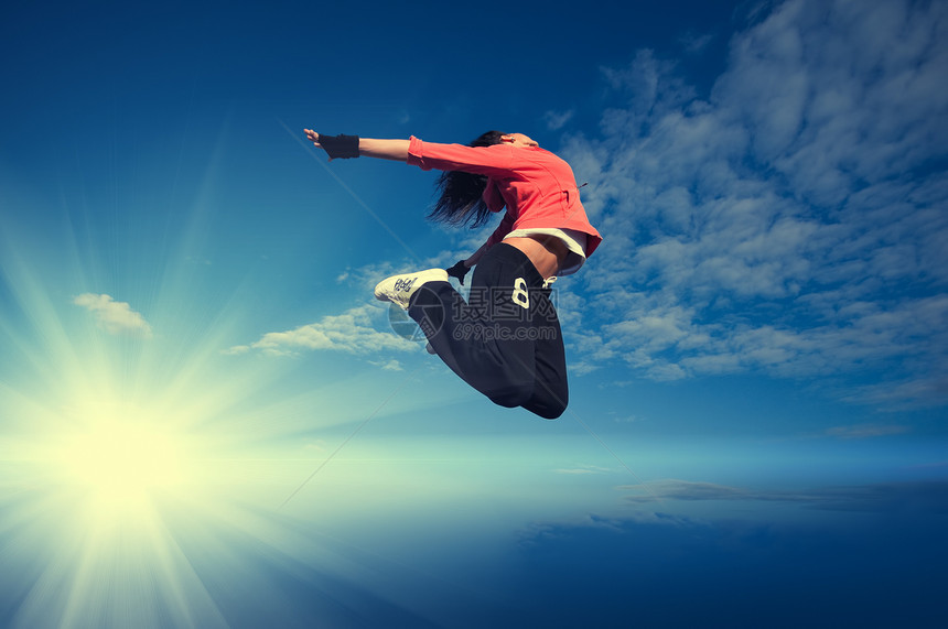 女运动员在天空和太阳上跳跃飞翔光束说唱活力房子运动装休息青少年火车霹雳舞女士图片