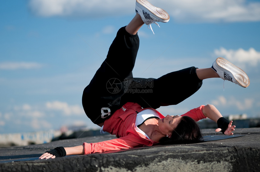 妇女跳过蓝天 跳着舞霹雳舞青少年闲暇休息天空重量女士街道有氧运动活力图片