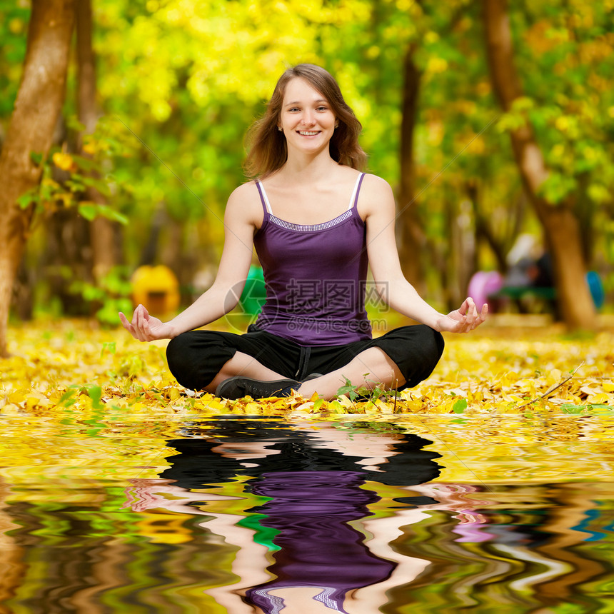 在秋季公园做瑜伽锻炼的妇女喜悦女孩平衡娱乐镜子森林冥想专注女士卫生图片