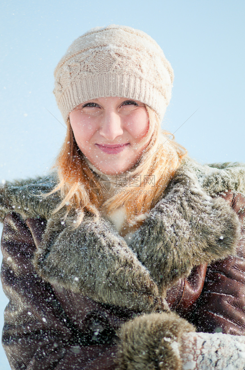 冬季妇女吹雪微笑摄影女性惊喜薄片帽子展示生日降雪蓝色图片