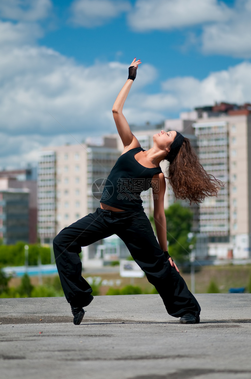 美丽女孩在城市风景中现代舞蹈风格魅力街道女性运动说唱运动员活力舞蹈家天空头发图片