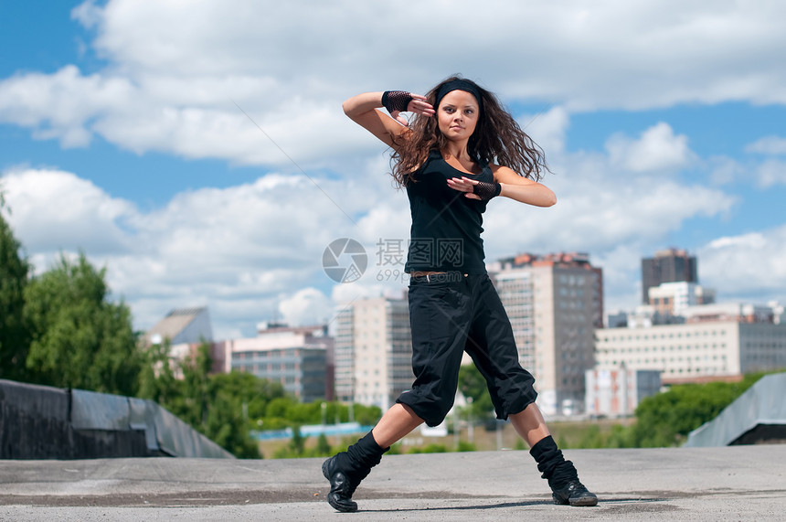 美丽女孩在城市风景中现代舞蹈风格女孩自由女性快乐成人魅力运动舞蹈家天空街道图片