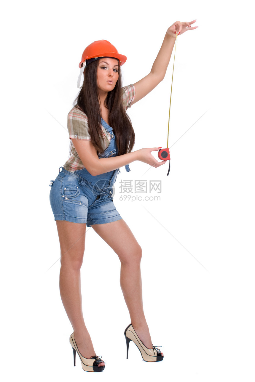 戴橙色头盔的年轻女子携带胶带乐器工作服卷尺长发衬衫深色短裤女士产业蓝色图片