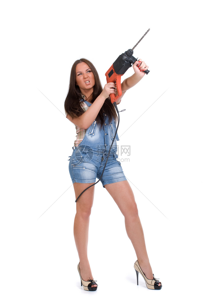 持有锤子钻探的年轻女子衬衫橙子深色产业黑发长发女孩手工具白色乐器图片
