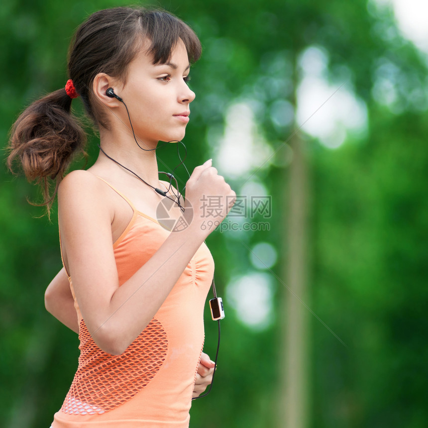 少女在绿色公园中奔跑青少年青年活力头发运动装森林自由闲暇季节娱乐图片